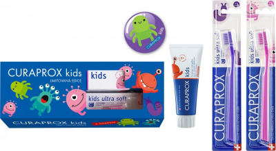 Curaprox Kids limitovaná edice zubní pasta jahoda + dva kartáčky + veselá placka