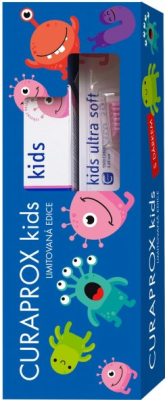 Curaprox Kids limitovaná edice zubní pasta jahoda + dva kartáčky + veselá placka