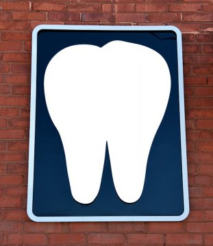 Češi mnohdy hledají zubaře marně, lékem by měl být příspěvek 15,-Kč od zdravotrních pojišťoven